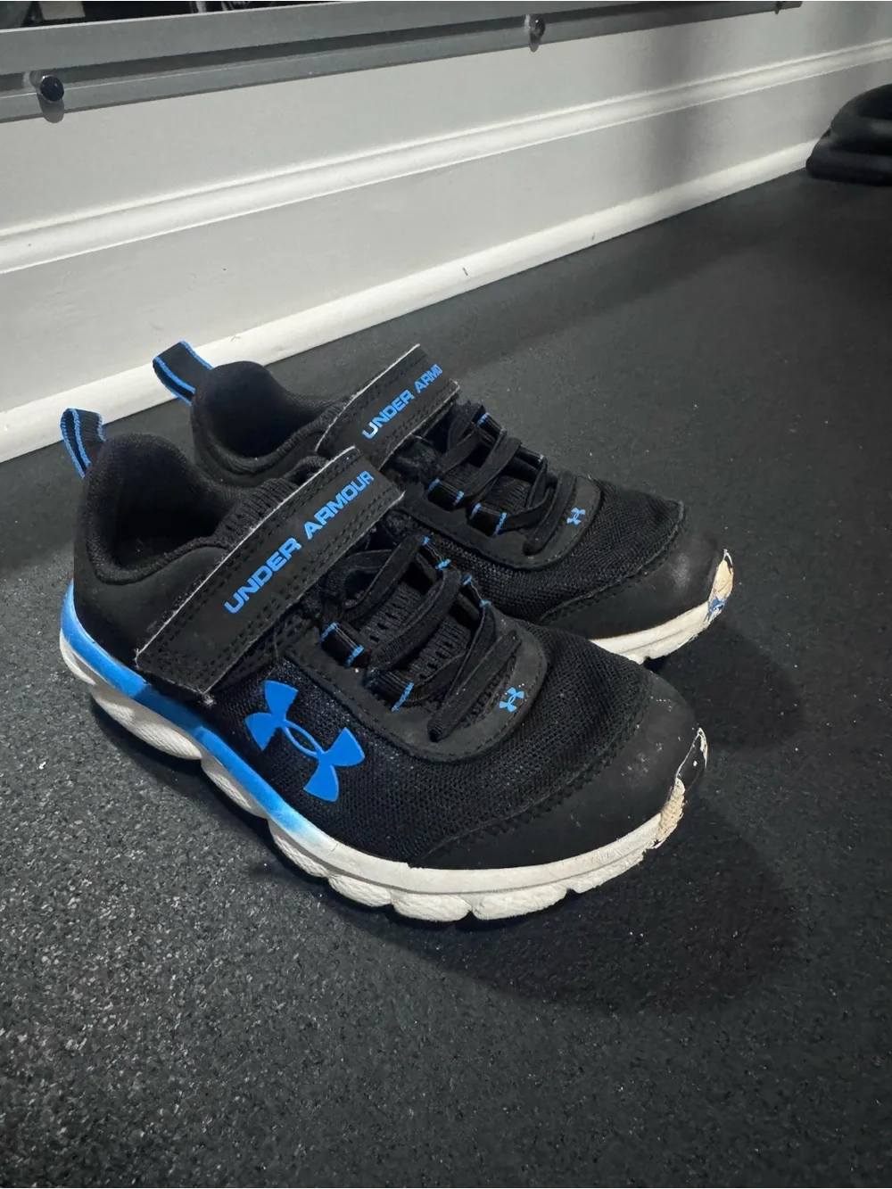 Under Armour Kids' Black & Blue Athletic Sneakers Boys tennis shoes Velcro  s 13